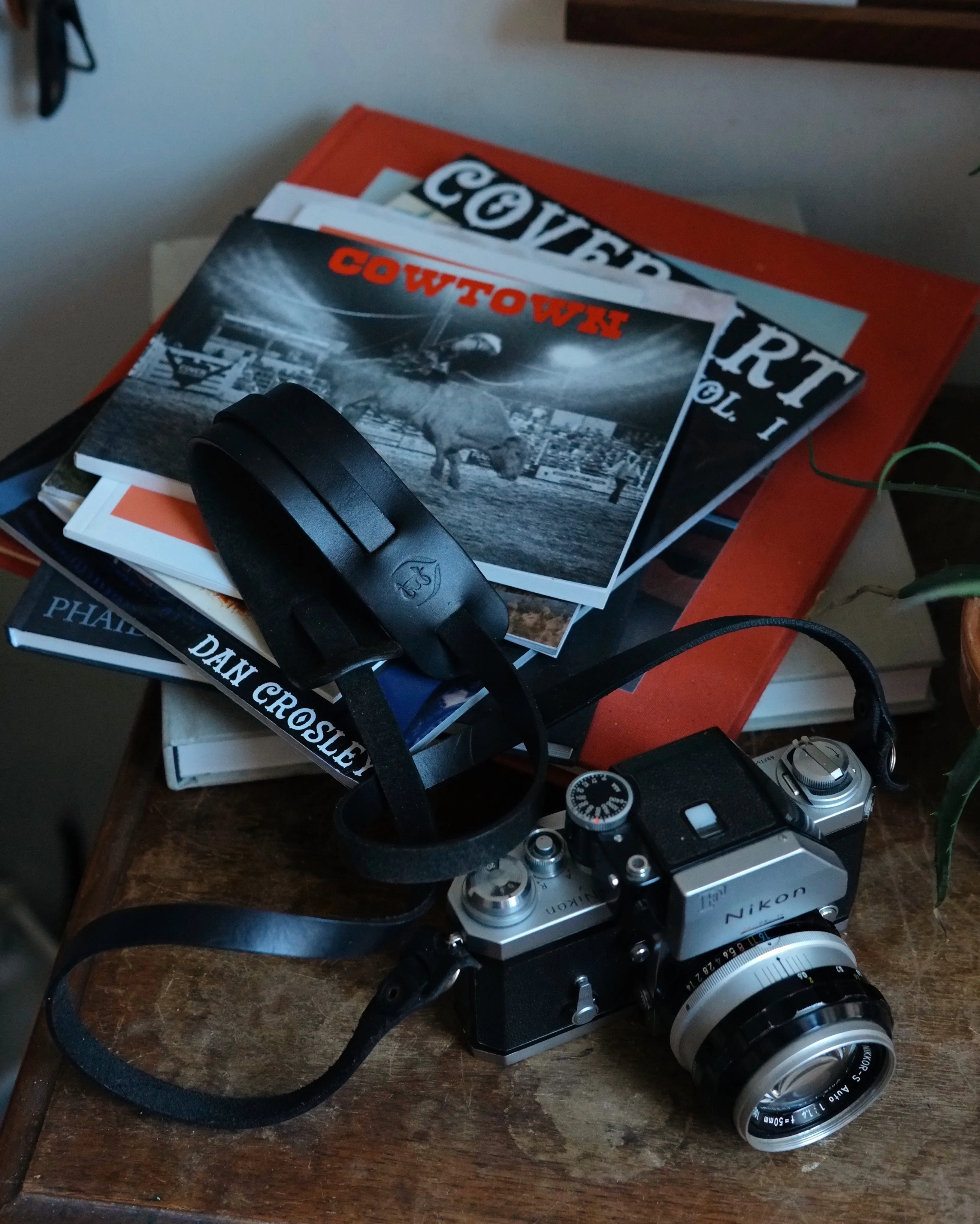 L E G A C Y minimal camera strap - Black Chromexcel